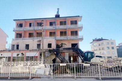 Otel, hamam ve kütüphanenin yıkımı yapıldı