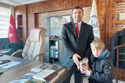 Minik Ertuğrul Depremzedelere Kumbarasını Bağışladı