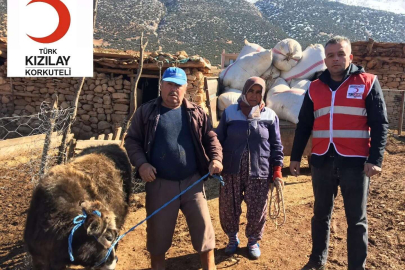 Depremzedelere büyükbaş hayvanını bağışladı