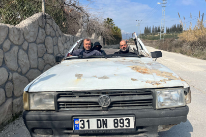 Enkaz altından çıkardığı yarım otomobille trafiğe çıktı