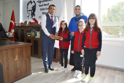 Minik öğrencilerden depremzedelere yardım