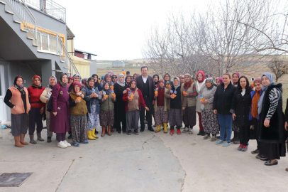 Ak Parti’den Kadınlara Çiçek
