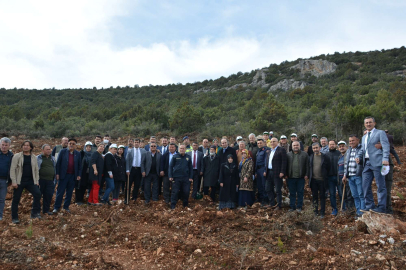 Fidanlar, depremde hayatını kaybedenlerin anısına toprakla buluştu