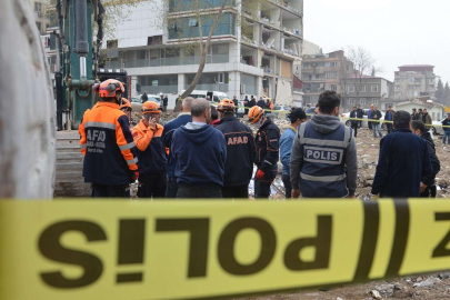 Depremin 49'uncu gününde enkazdan bir kadın cesedi çıkartıldı