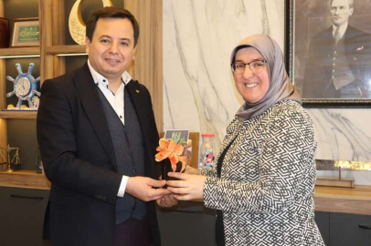 Sancaktar ve ekibinden avukatlara çiçek