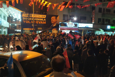 Korkuteli’de coşkulu seçim kutlaması