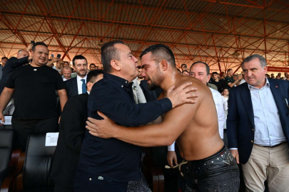 Başpehlivana ilk tebrik Başkan Muhittin Böcek’ten