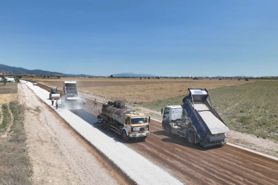 Korkuteli Akyar grup yolu asfaltlanıyor