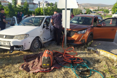 Yine aynı kavşak, yine kaza!