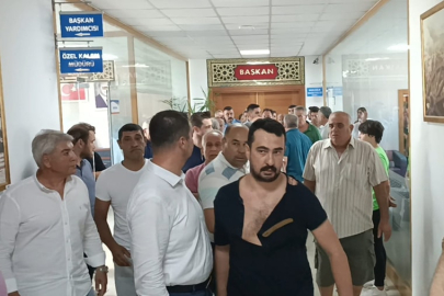 Belediye başkanının makamında yumruklar havada uçuştu