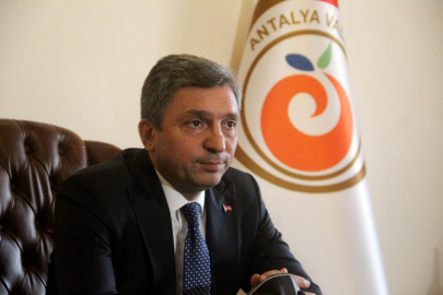 Vali Şahin ayağının tozuyla deprem tedbirlerine dikkat çekti
