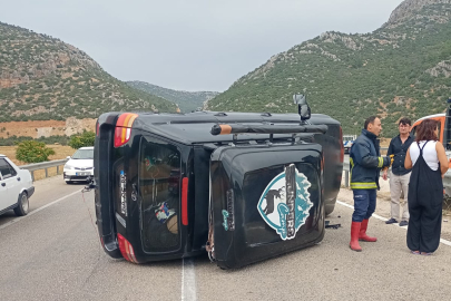 Sanatçı Sümer Ezgü ve ailesi Korkuteli’de kaza yaptı