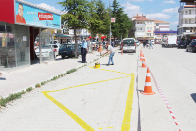 Büyükşehir Korkuteli’de yaya geçitleri ve kasisleri boyuyor