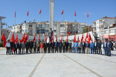 Cumhuriyet kutlamaları çelenk töreni ile başladı