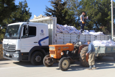 Büyükşehir’den Korkutelili üreticilere süt yem desteği
