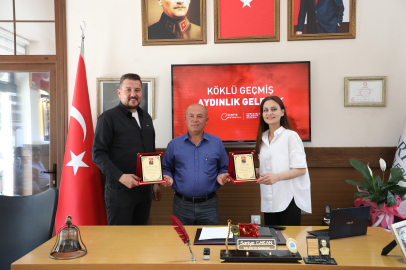 Muhtar Çetmi’den Başkan Caran’a Teşekkür Plaketi