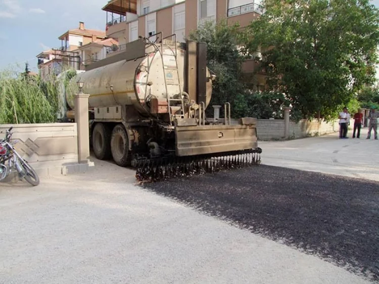 Korkuteli Belediyesi ilçe  merkezinde asfalt yapıyor