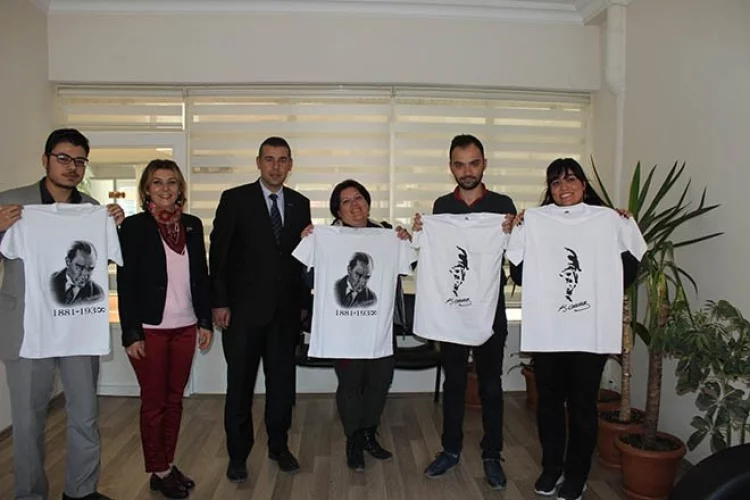 CHP gazetecilere ATATÜRK baskılı tişört verdi