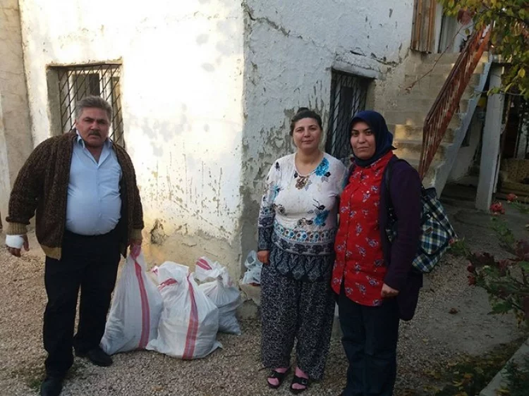 MHP Kadın Kolları Kömür dağıttı