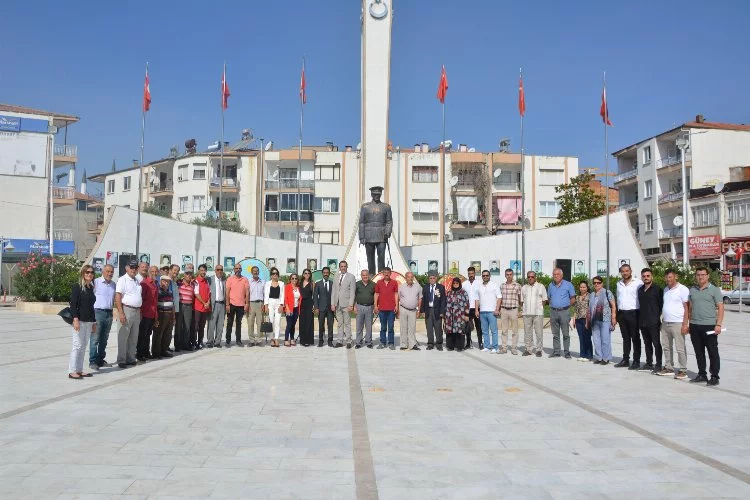 CHP ve İYİ Parti Atatürk Anıtı’na çelenk sundu