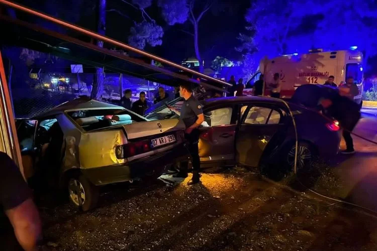 İki otomobilin çarpıştığı kazada 2 kişi hayatını kaybetti