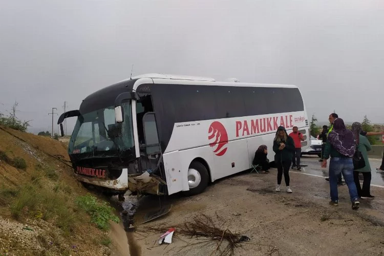 Korkuteli’de  yoldan çıkan otobüs toprak yığınına çarptı: 10 yaralı