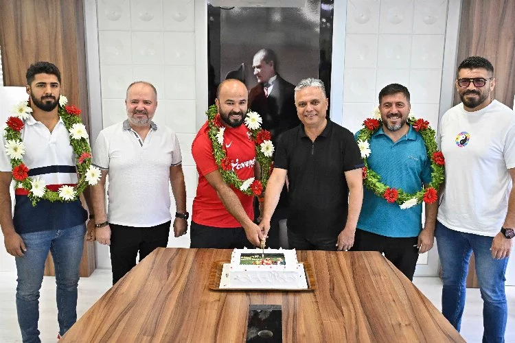 Türkiye Yağlı Güreş Ligi’nin ilk şampiyonu Orhan Okulu'ya coşkulu kutlama